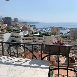 Plein Coeur De Monaco, à 300 Mètres à Pied Du Port De Monaco, 4 Pièces, Escaliers Vue Mer. Appartement